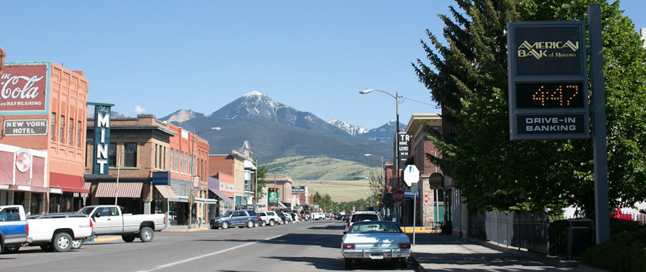 Street view of downtown Livingston with the Absaroka Mountains in the background